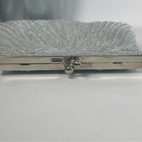 Elegant Silver Iridescent Opalescent Seashell Shaped Beaded Clutch Dressy Formal - Picture 5 of 7